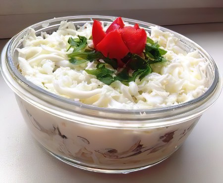 Слоеный салат из курицы с грибами